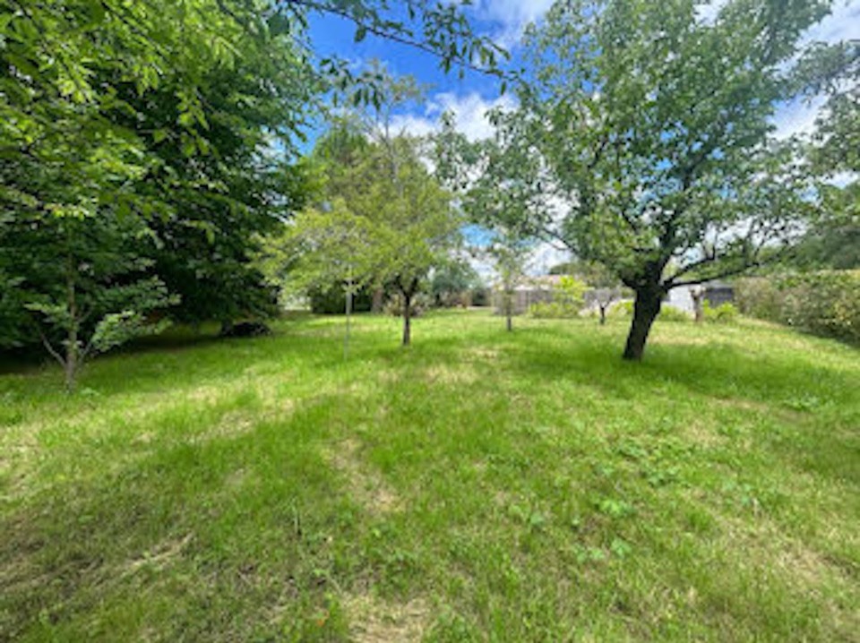 Terrain à bâtir à Val-de-Virvée (33240)