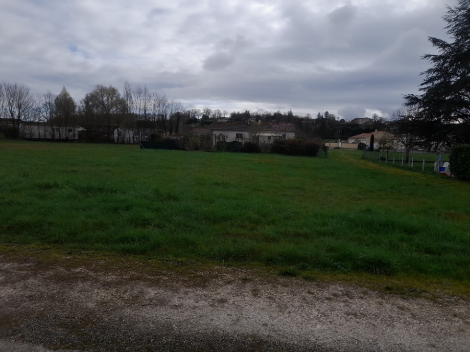 Terrain à bâtir à Verteillac (24320)