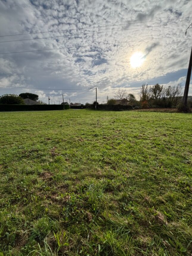 Terrain à bâtir à Saint-Germain-et-Mons (24520)